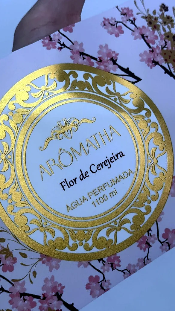 Rótulo oval Aromatha em acabamento dourado